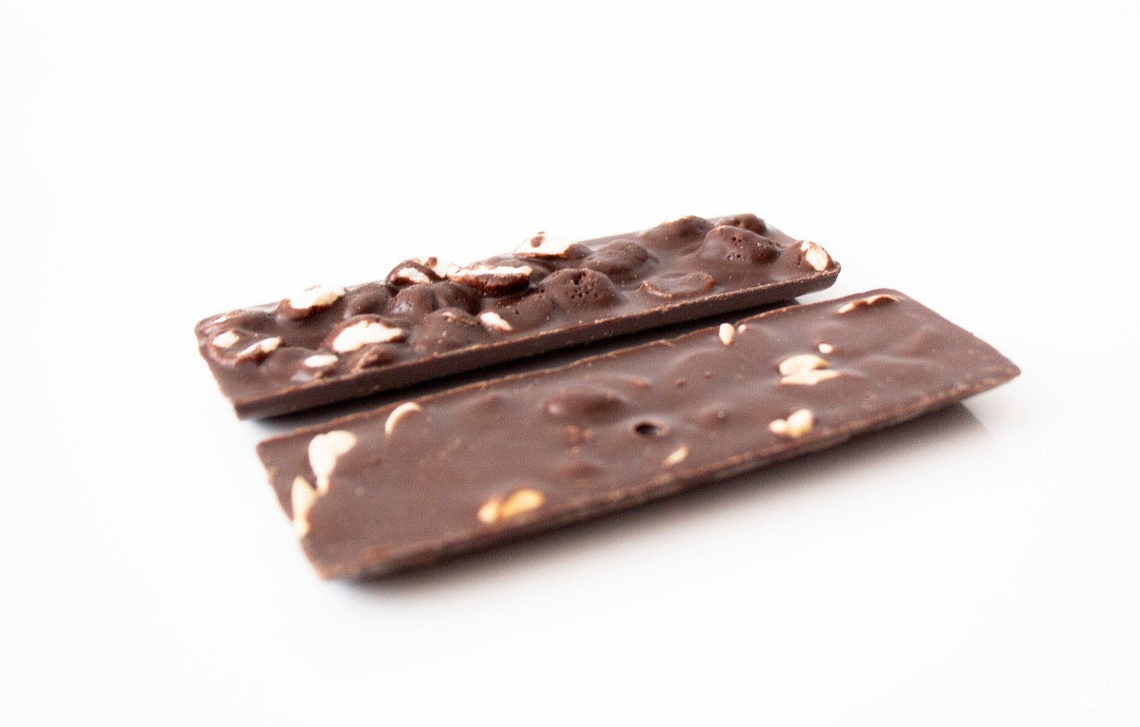 2 barras de chocolate semiamargo con cacahuates y hojuelas de soya mexicana.