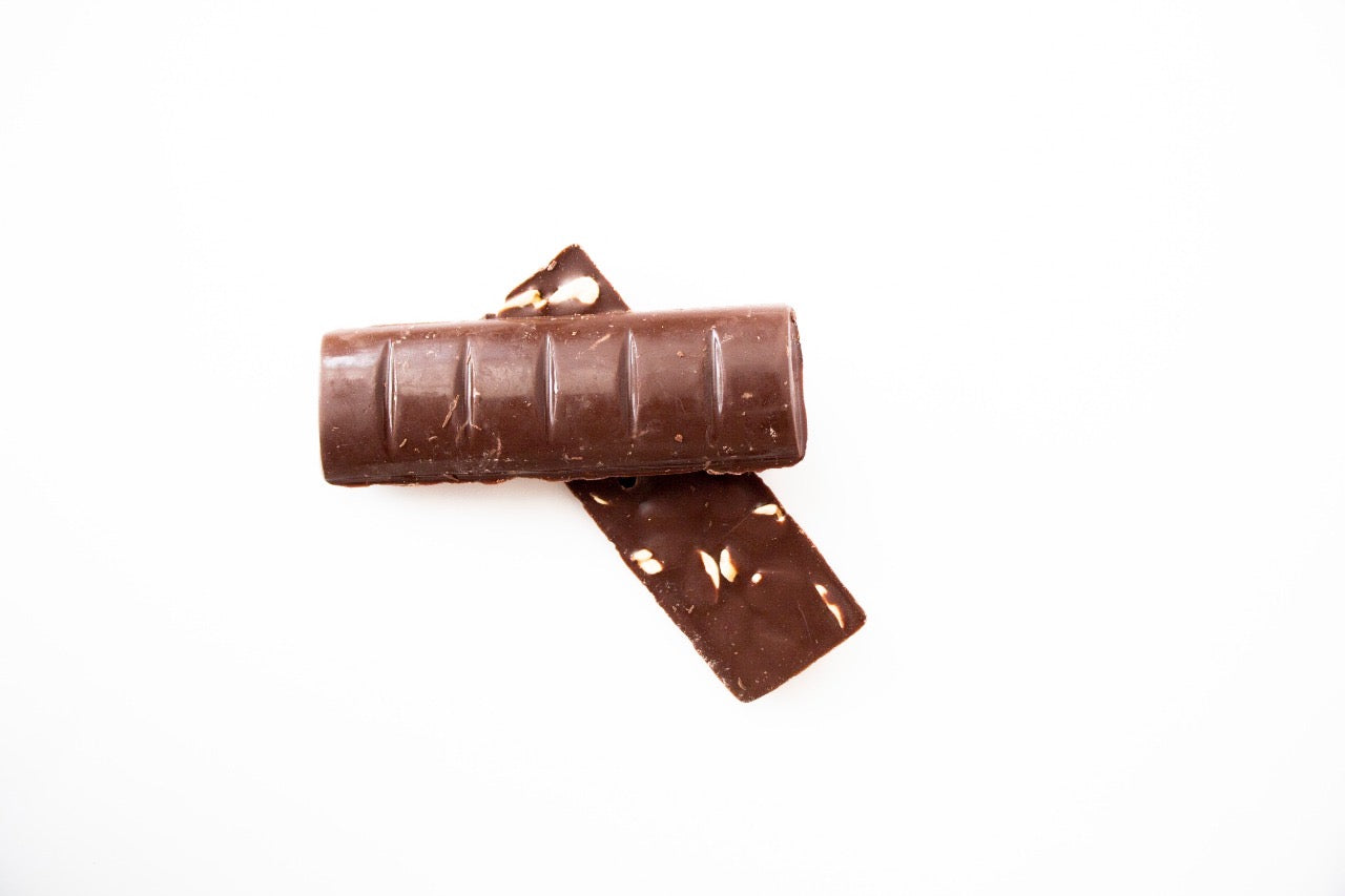 2 barras de chocolate semiamargo con cacahuates y hojuelas de soya mexicana.