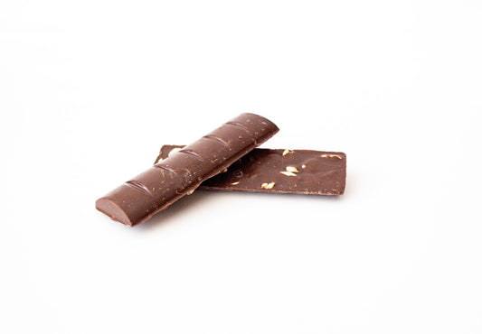 2 barras de chocolate semiamargo con cacahuates y hojuelas de soya mexicana.